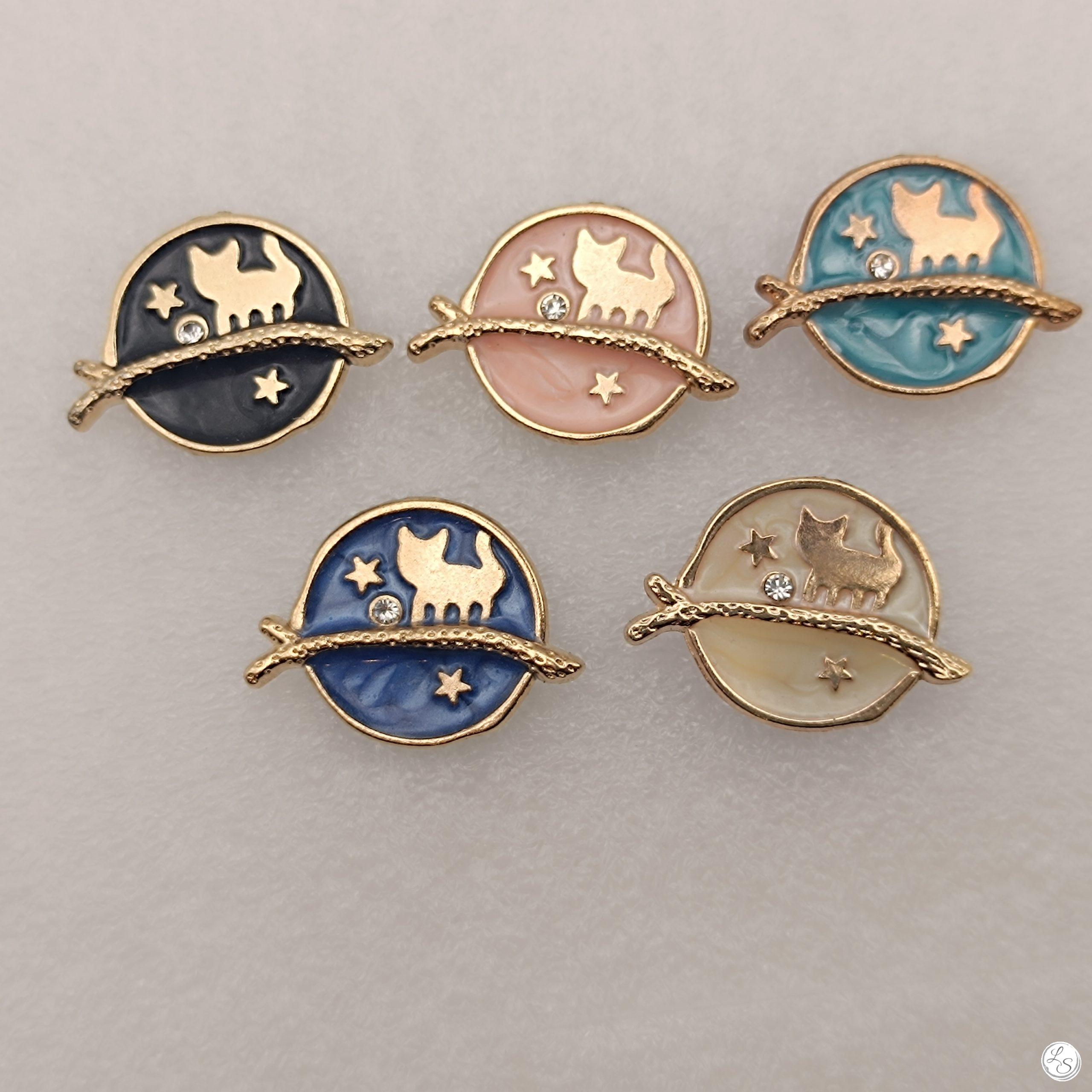 Broche aimantée "Chat émaillé doré strass"