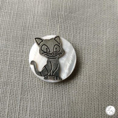 Broche aimantée "Chat argenté sur nacre"