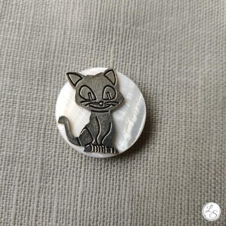 Broche aimantée "Chat argenté sur nacre"