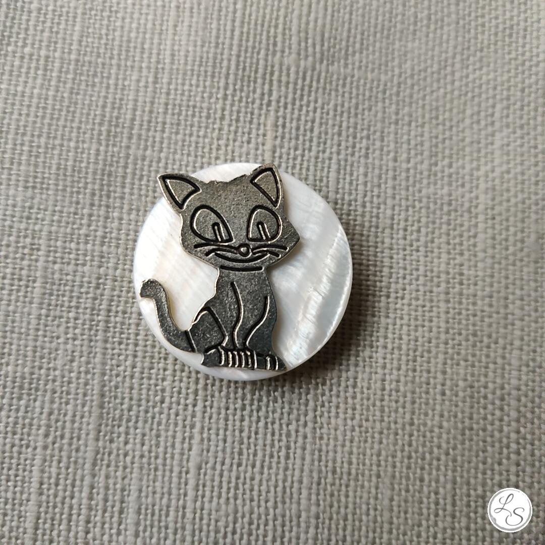 Broche aimantée "Chat argenté sur nacre"