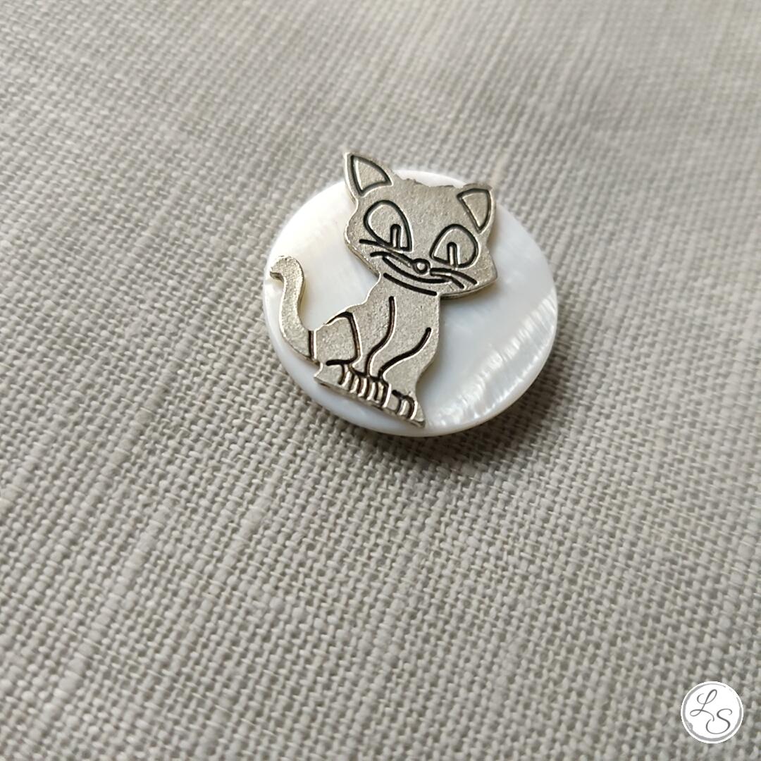 Broche aimantée "Chat argenté sur nacre" – Image 2