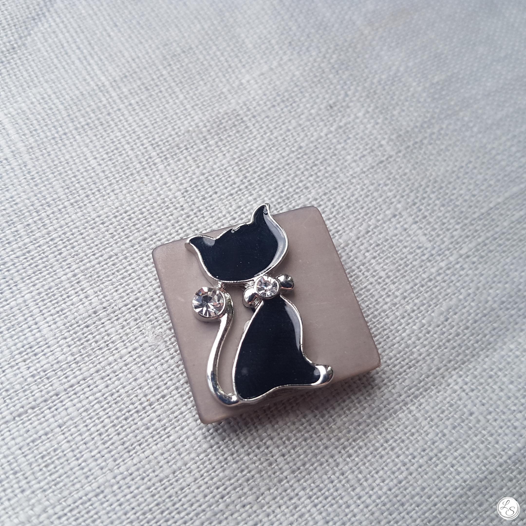 Broche Aimantee Chat Noir Sur Carre Gris Lulushop