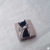 Broche aimantée "Chat noir sur carré gris" – Image 3