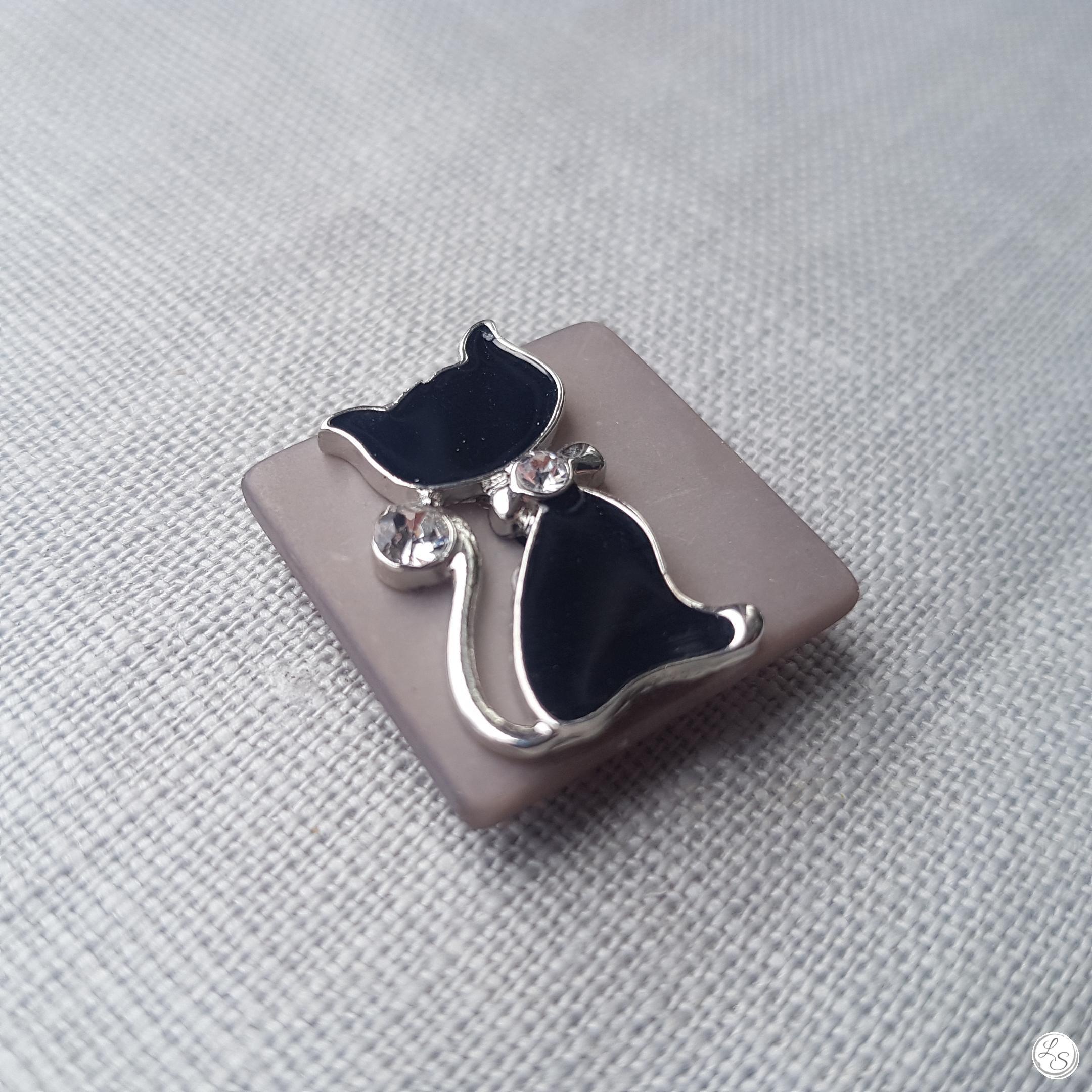 Broche aimantée "Chat noir sur carré gris"