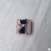 Broche aimantée "Chat noir sur carré gris" – Image 2