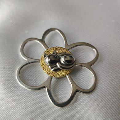 Broche aimantée "Petit chat sur fleur "
