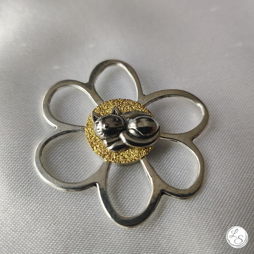 Broche aimantée "Petit chat sur fleur "