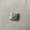 Broche aimantée "Carré chien"
