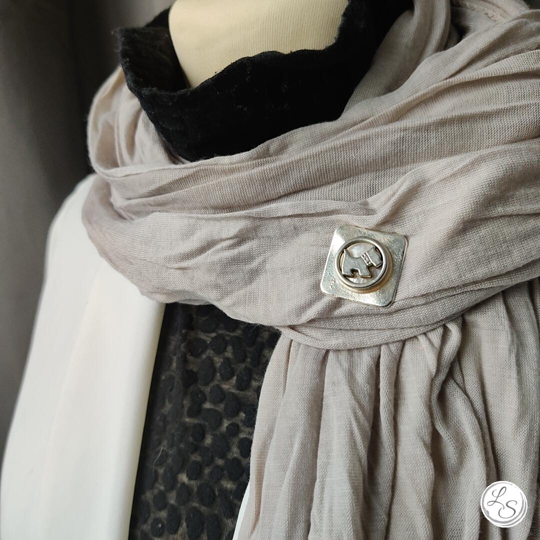 Broche aimantée "Carré chien" – Image 2