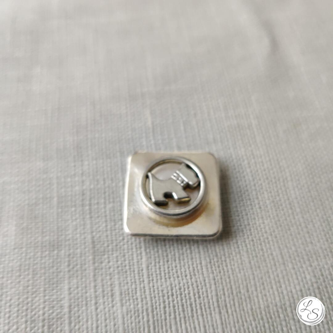 Broche aimantée "Carré chien" – Image 3