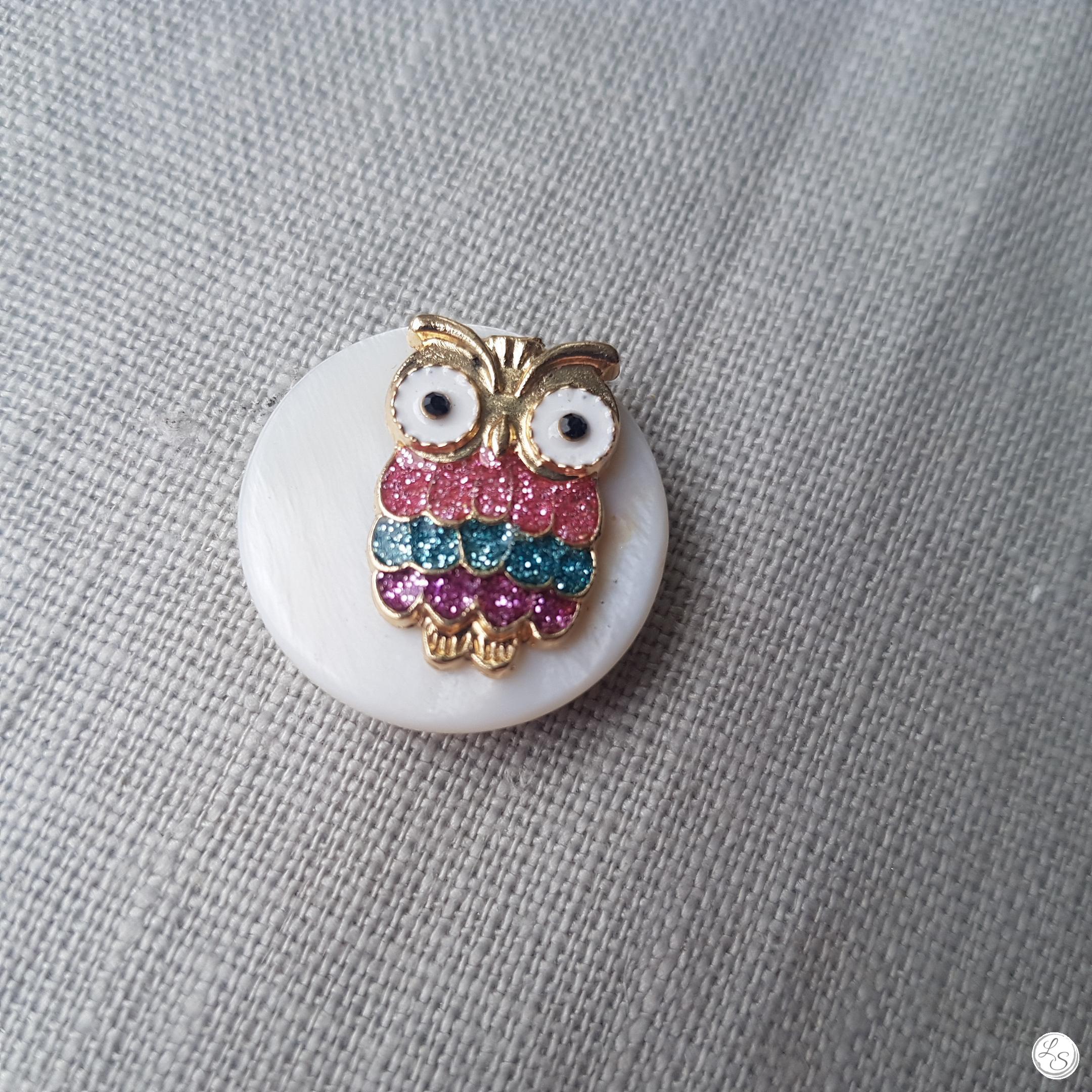 Broche aimantée "Chouette multicolore dorée sur nacre" – Image 3