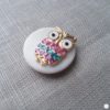 Broche aimantée "Chouette multicolore dorée sur nacre"