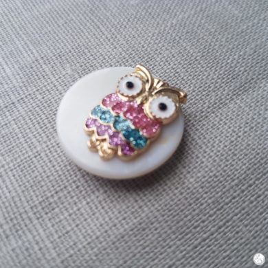 Broche aimantée "Chouette multicolore dorée sur nacre"