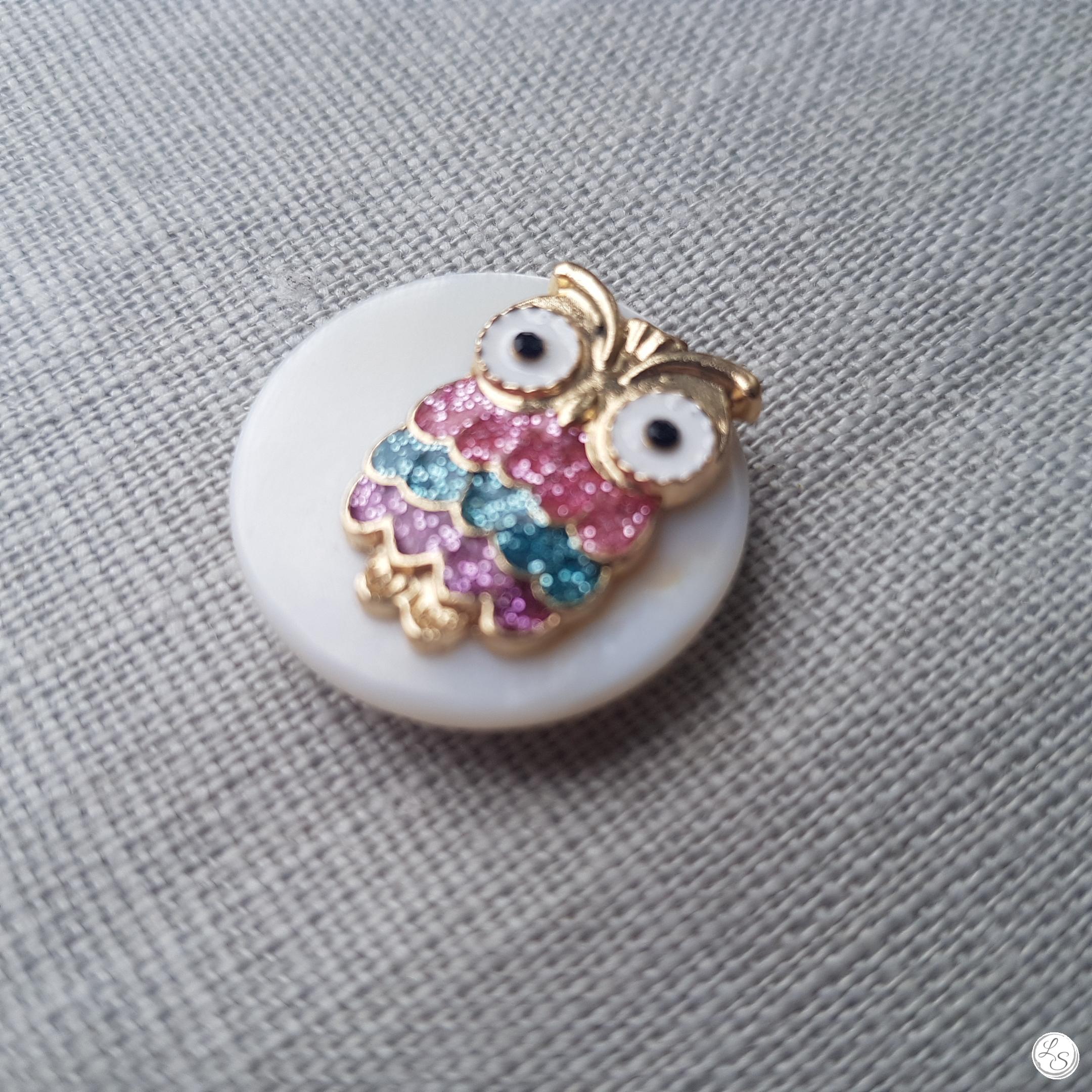 Broche aimantée "Chouette multicolore dorée sur nacre"