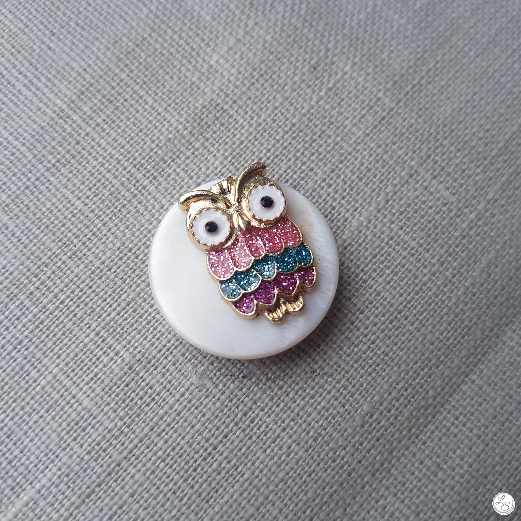 Broche aimantée "Chouette multicolore dorée sur nacre" – Image 2