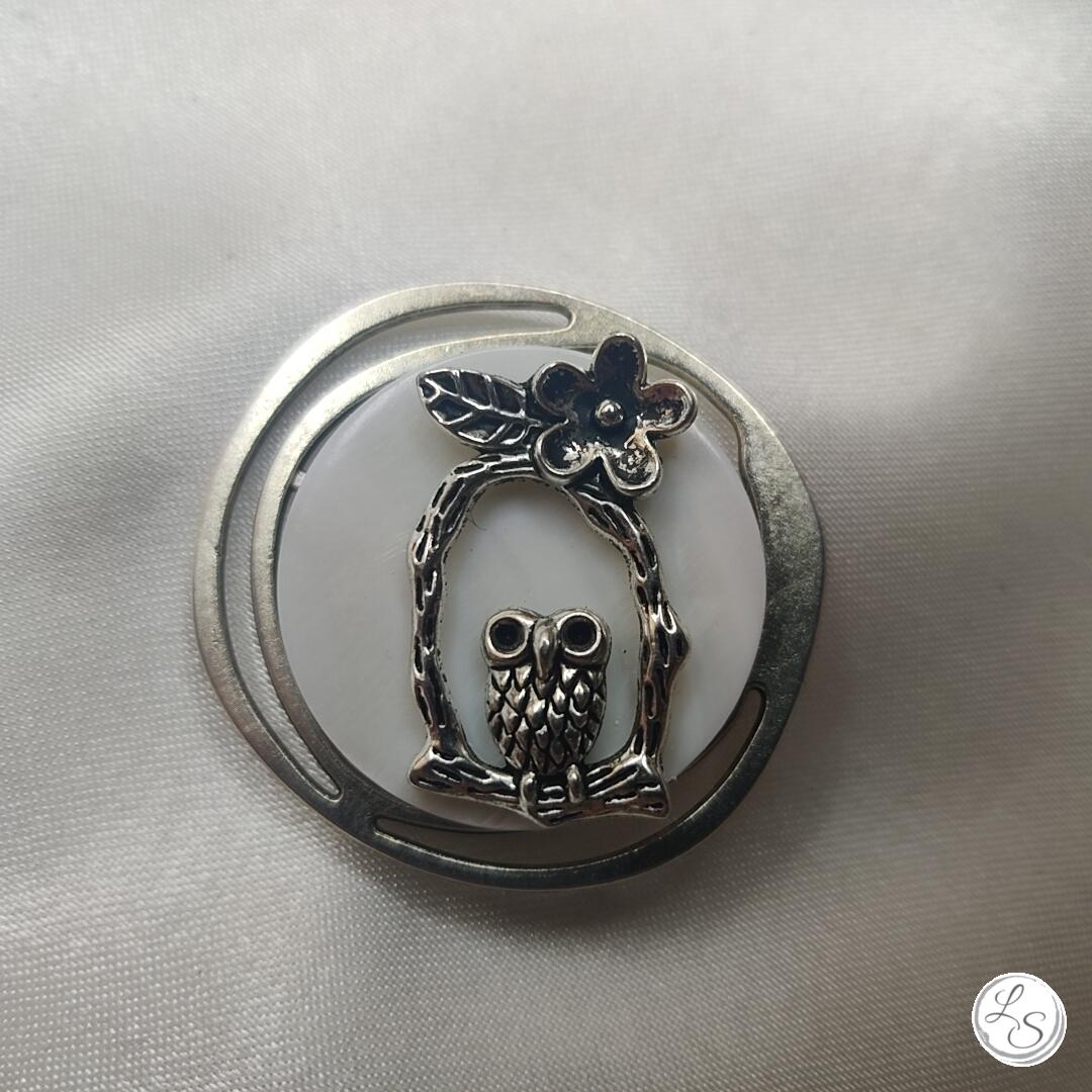 Broche aimantée "Chouette sur branche fleur et nacre" – Image 2