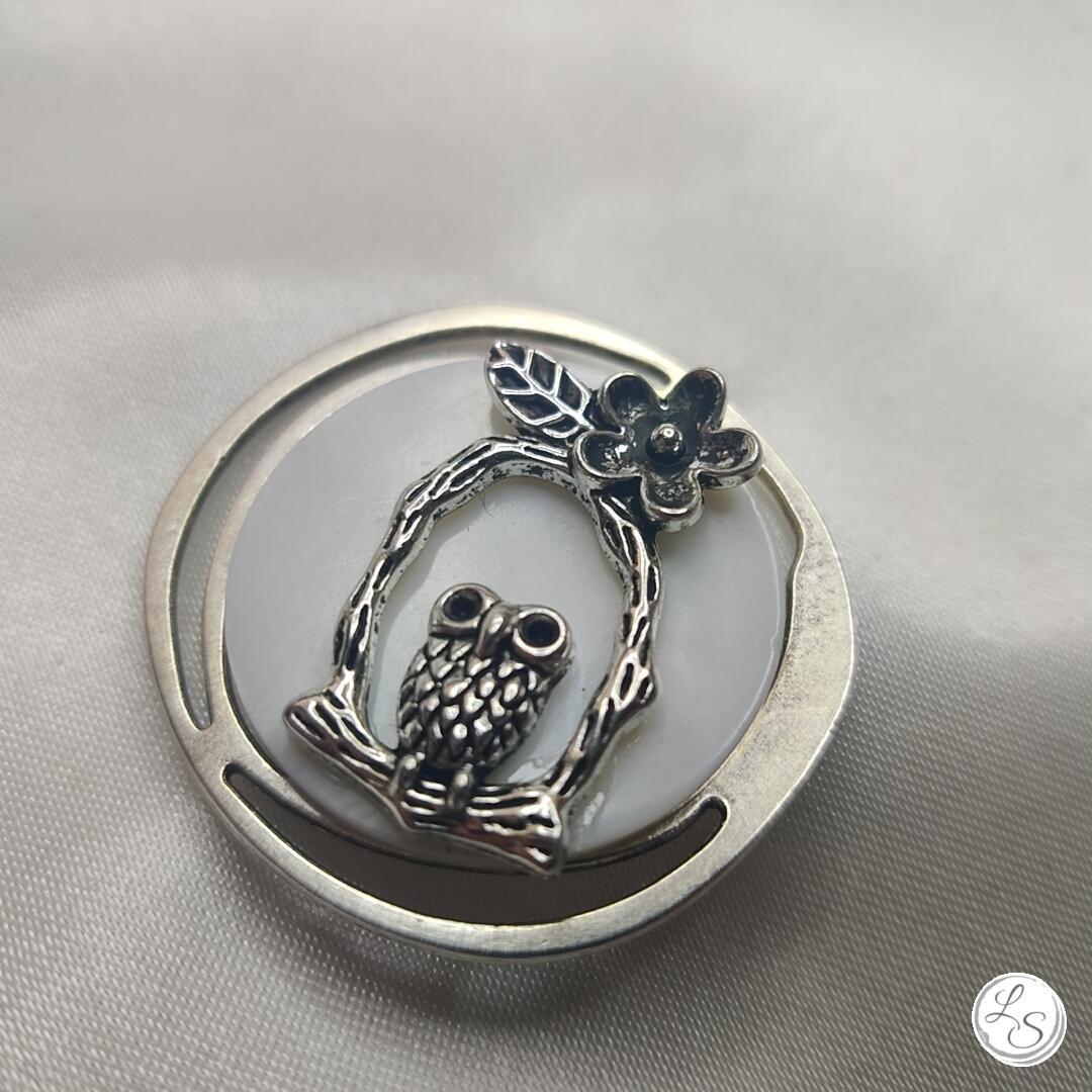 Broche aimantée "Chouette sur branche fleur et nacre"