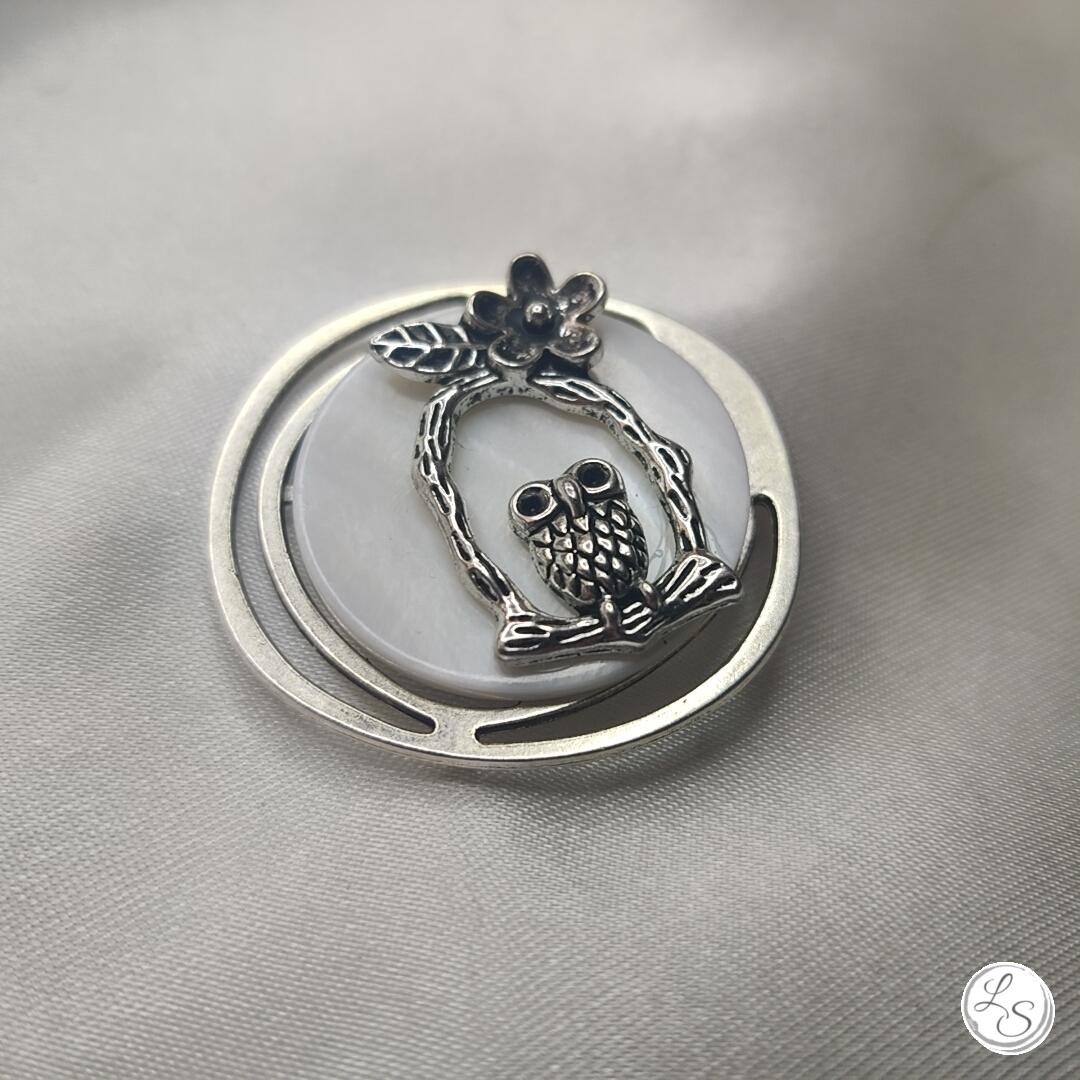 Broche aimantée "Chouette sur branche fleur et nacre" – Image 3
