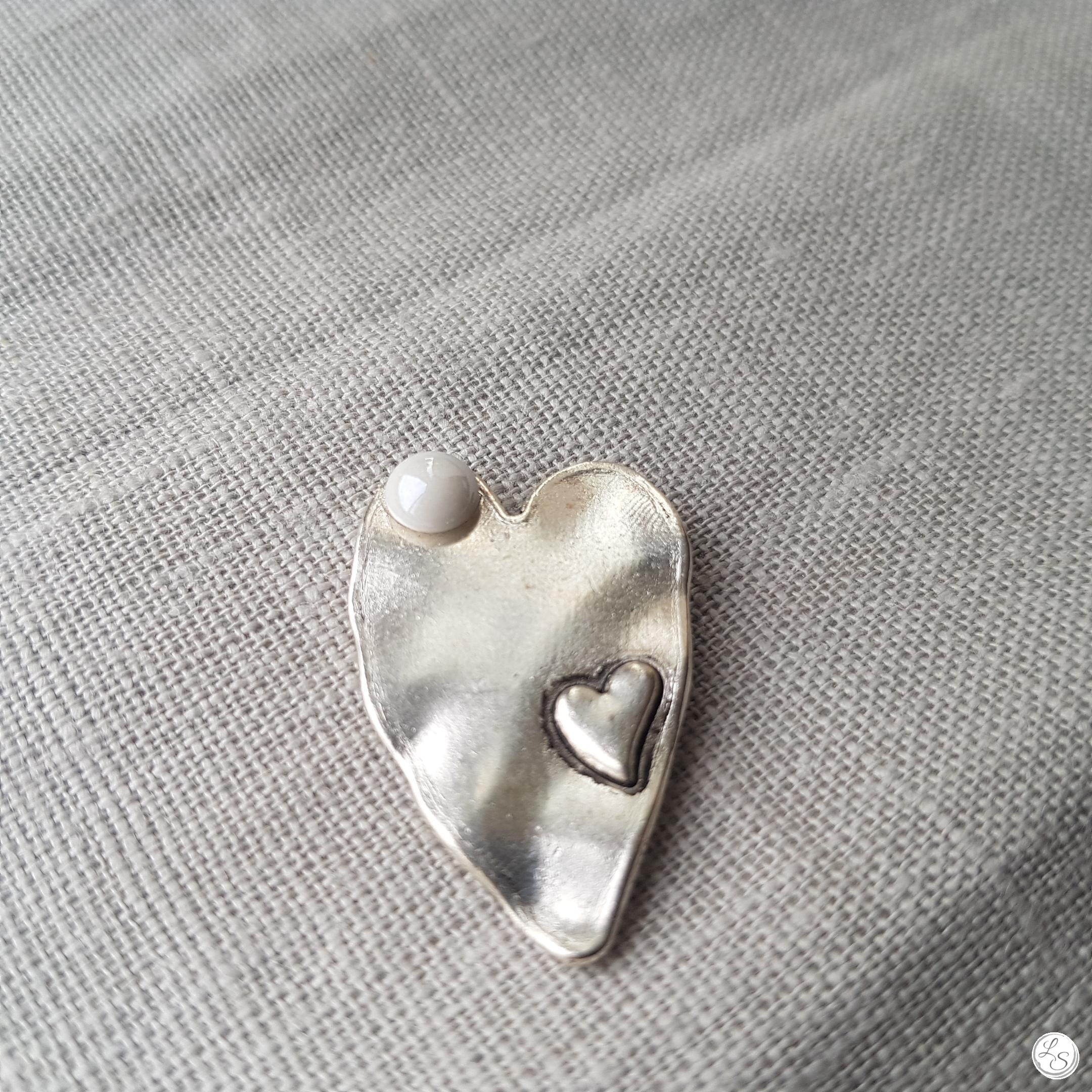 Broche aimantée "Cœur blanc"