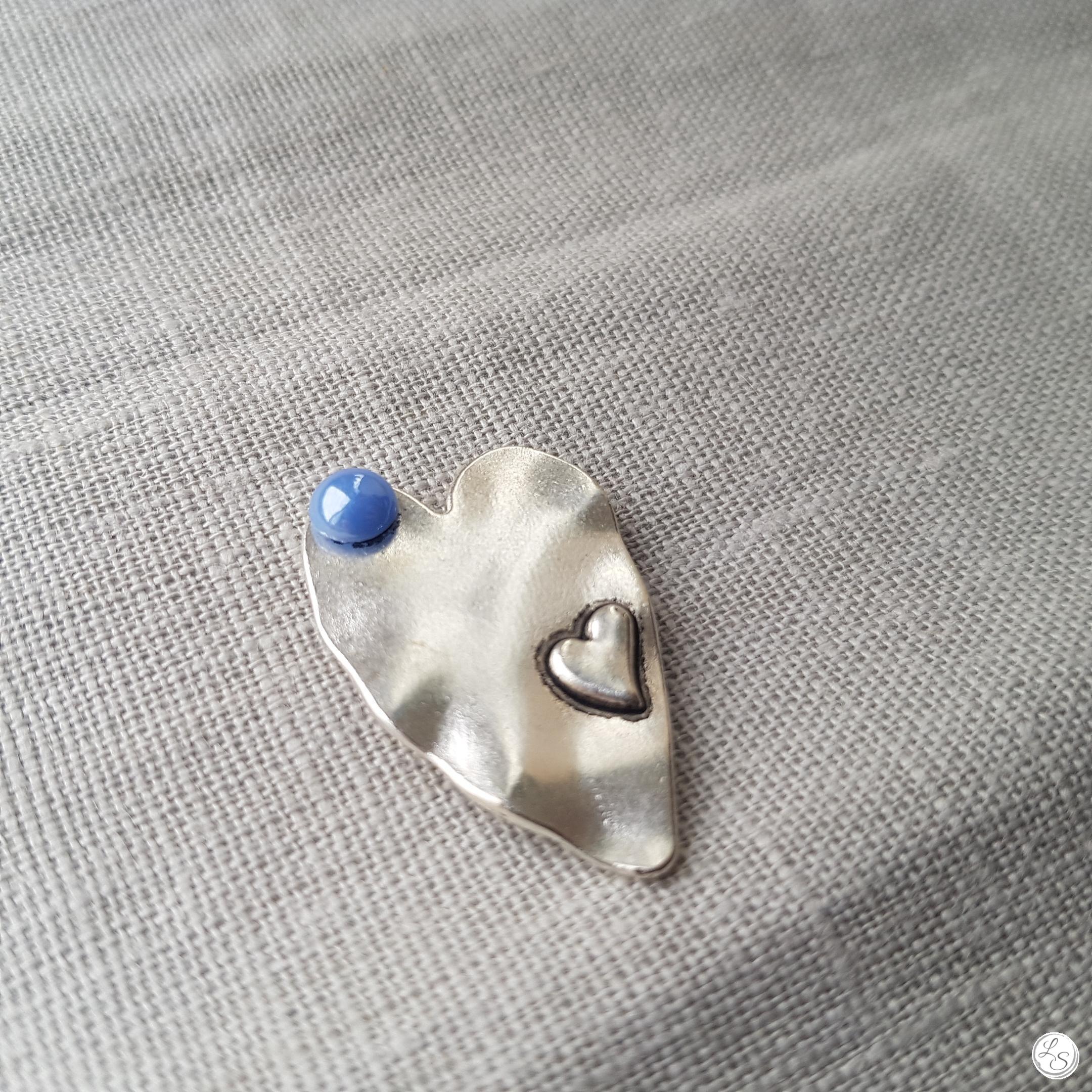 Broche aimantée "Cœur bleu"