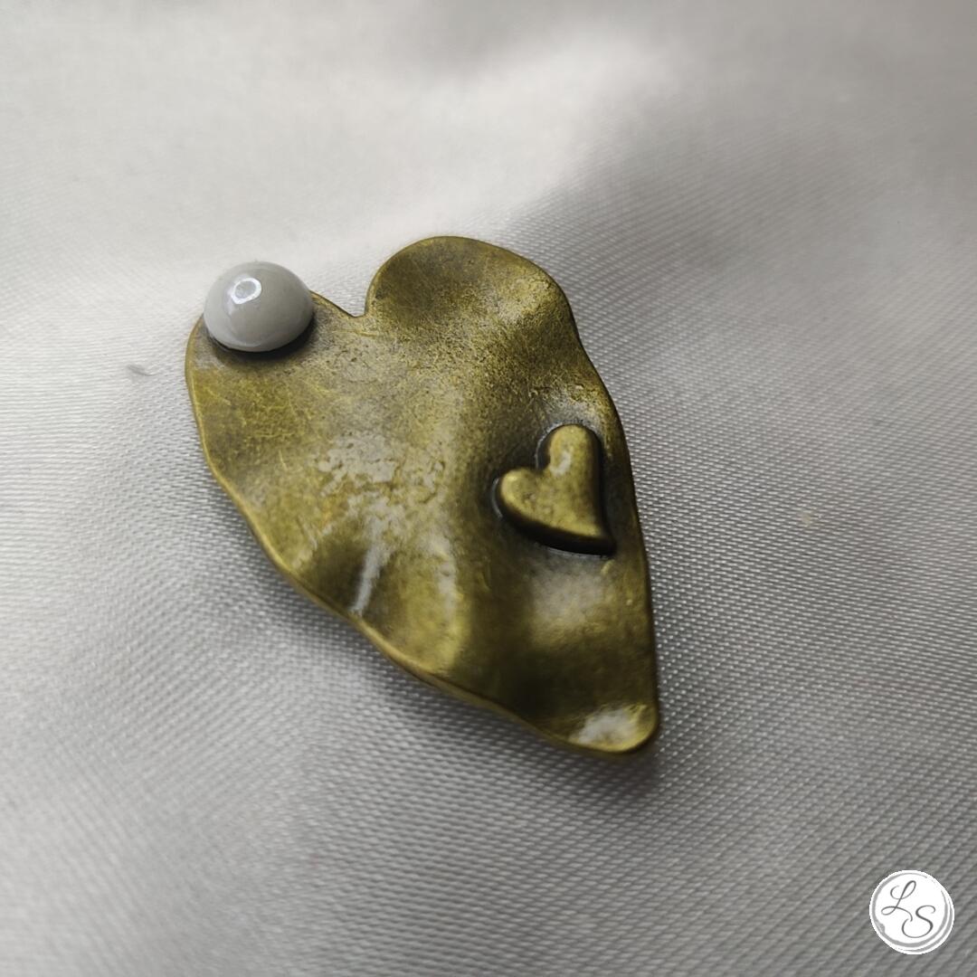 Broche aimantée "Cœur bronze blanc" – Image 3
