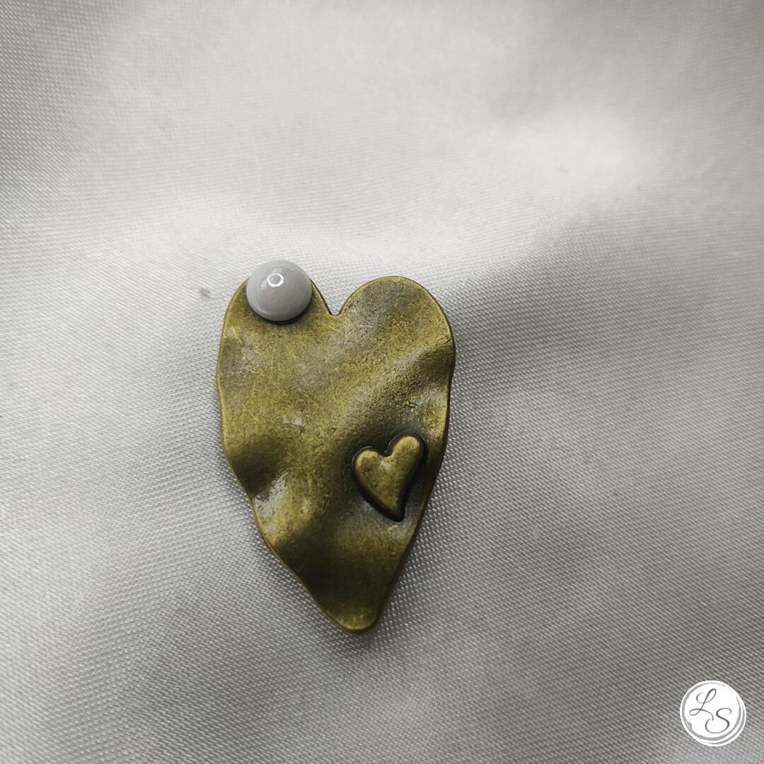 Broche aimantée "Cœur bronze blanc"