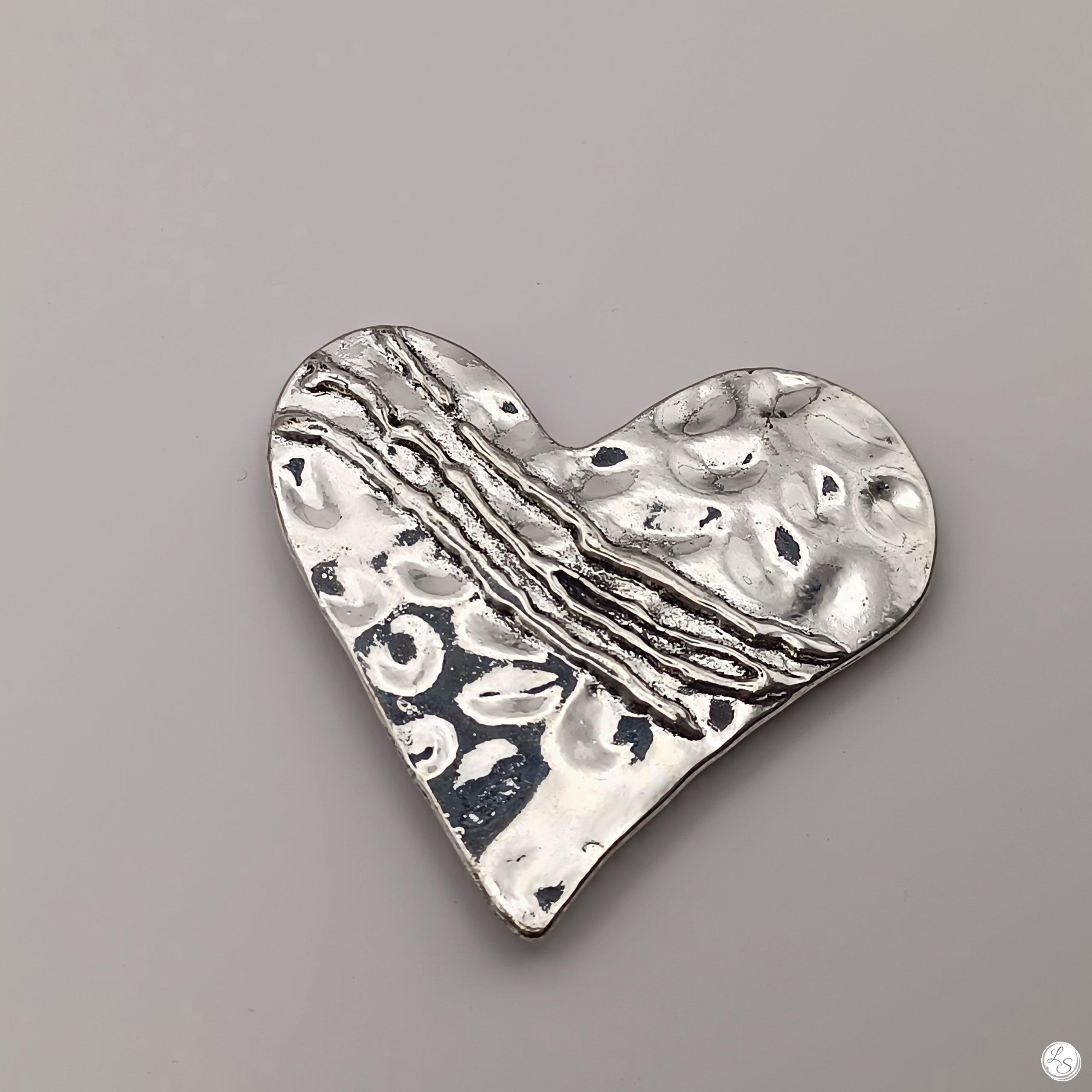 Broche aimantée "Cœur martelé"