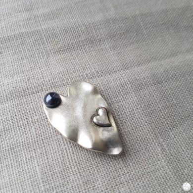 Broche aimantée "Cœur noir"