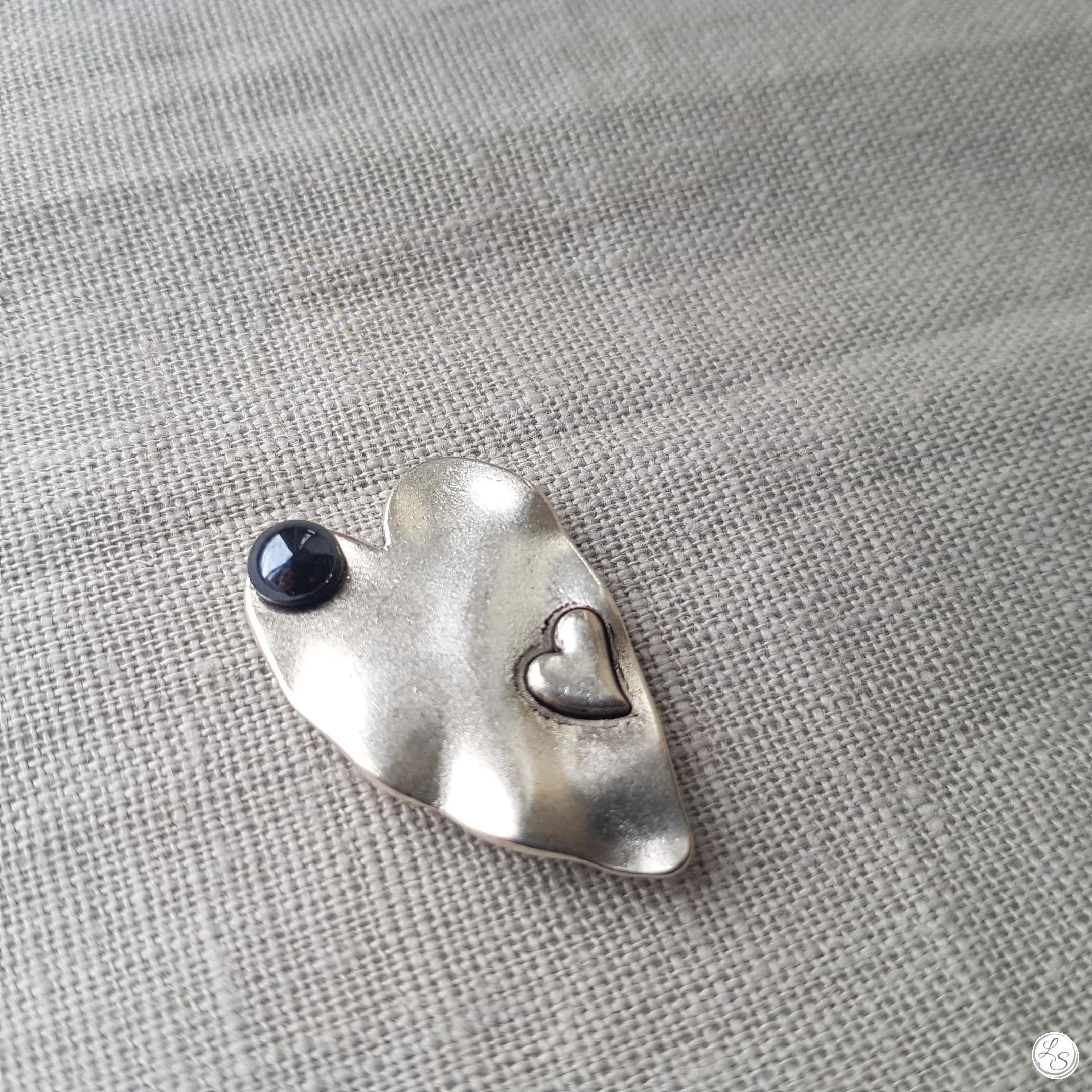 Broche aimantée "Cœur noir"