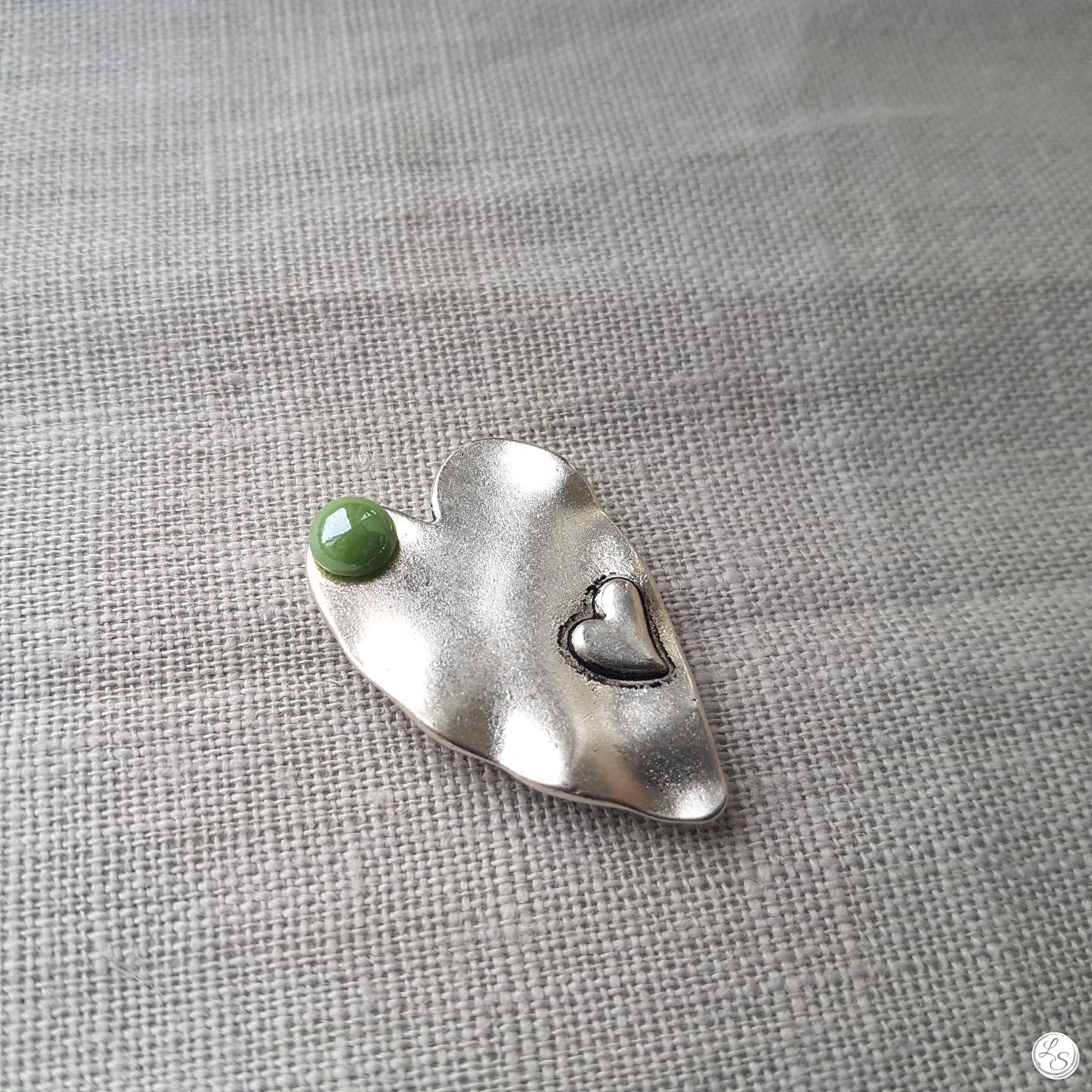 Broche aimantée "Cœur vert"