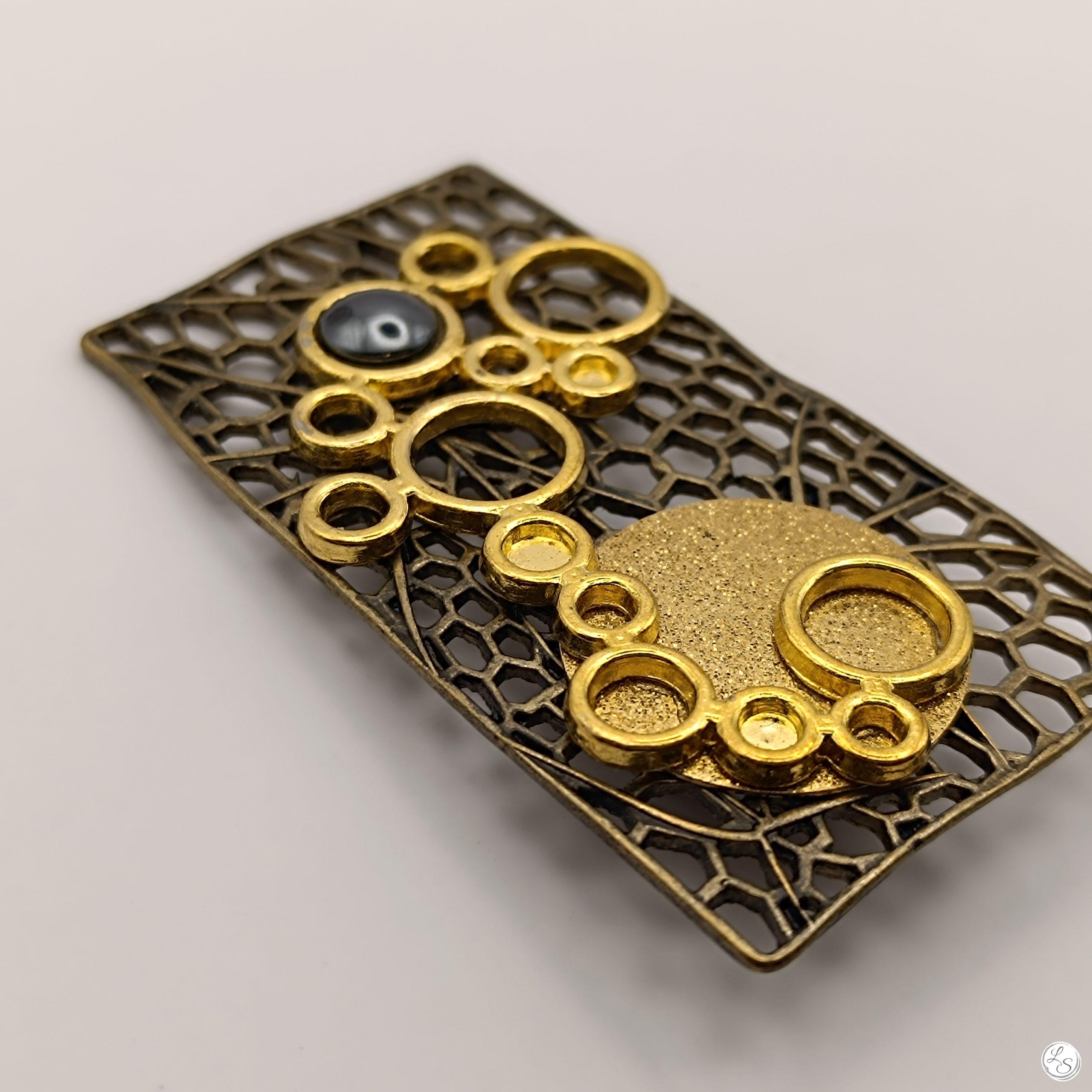 BROCHE AIMANTÉE CRÉATION UNIQUE "Multi ronds dorés hématite sur médaillon rectangle"