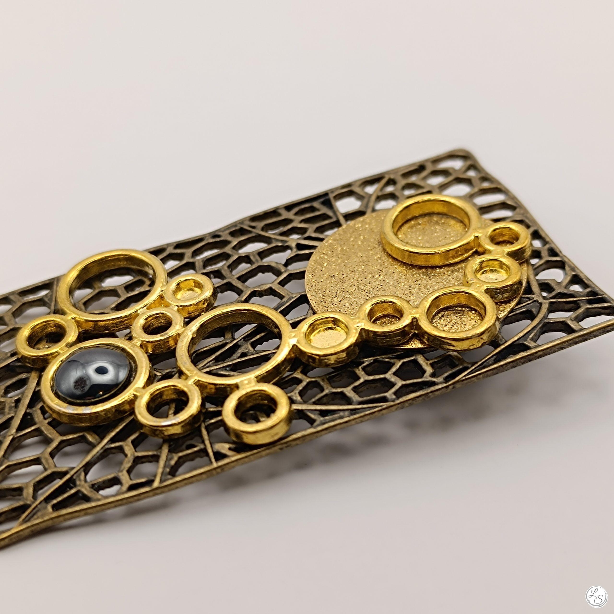 BROCHE AIMANTÉE CRÉATION UNIQUE "Multi ronds dorés hématite sur médaillon rectangle" – Image 3