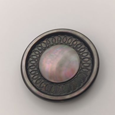 BROCHE AIMANTÉE CRÉATION UNIQUE  "Nacre ancienne rosace"