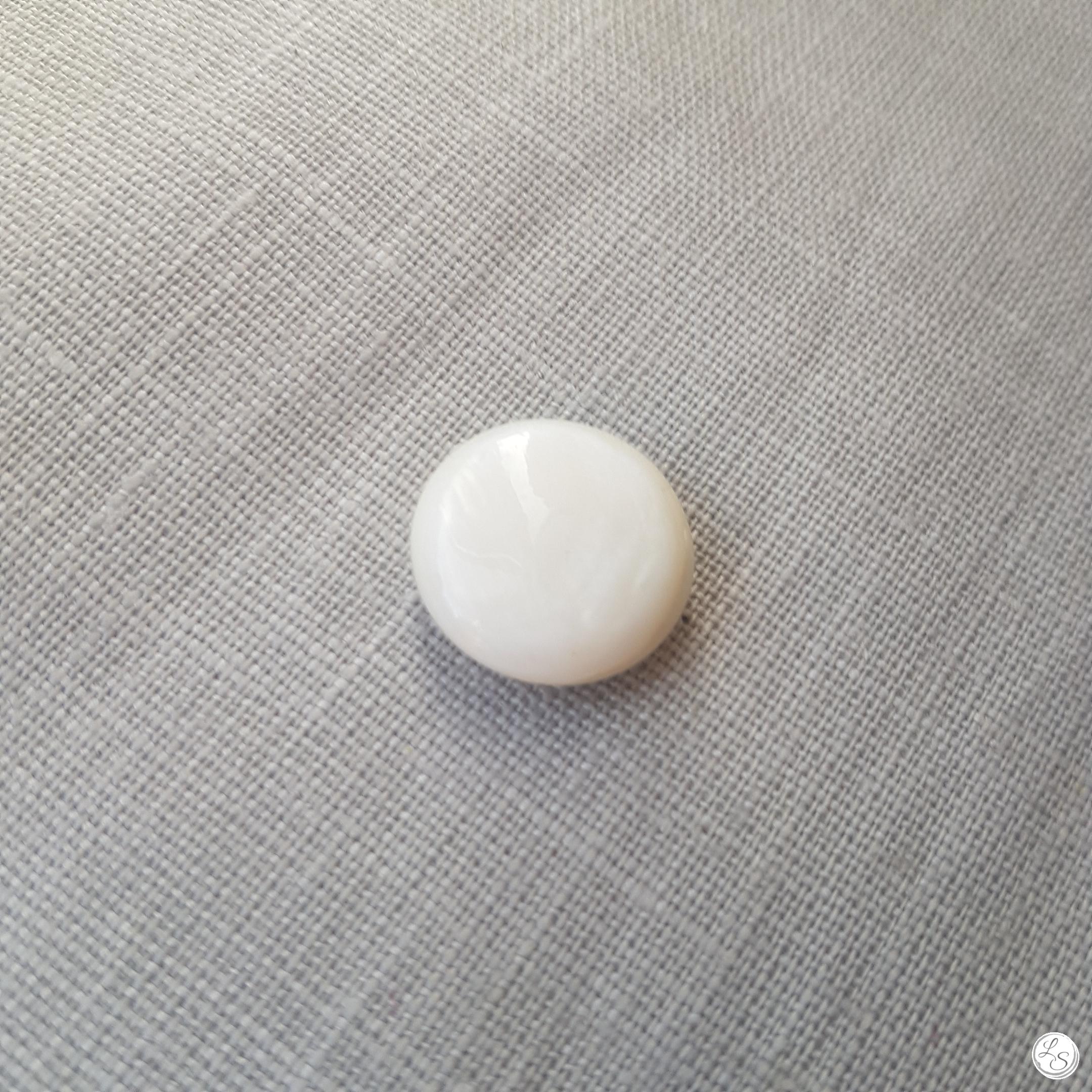 Broche aimantée "dôme blanc"
