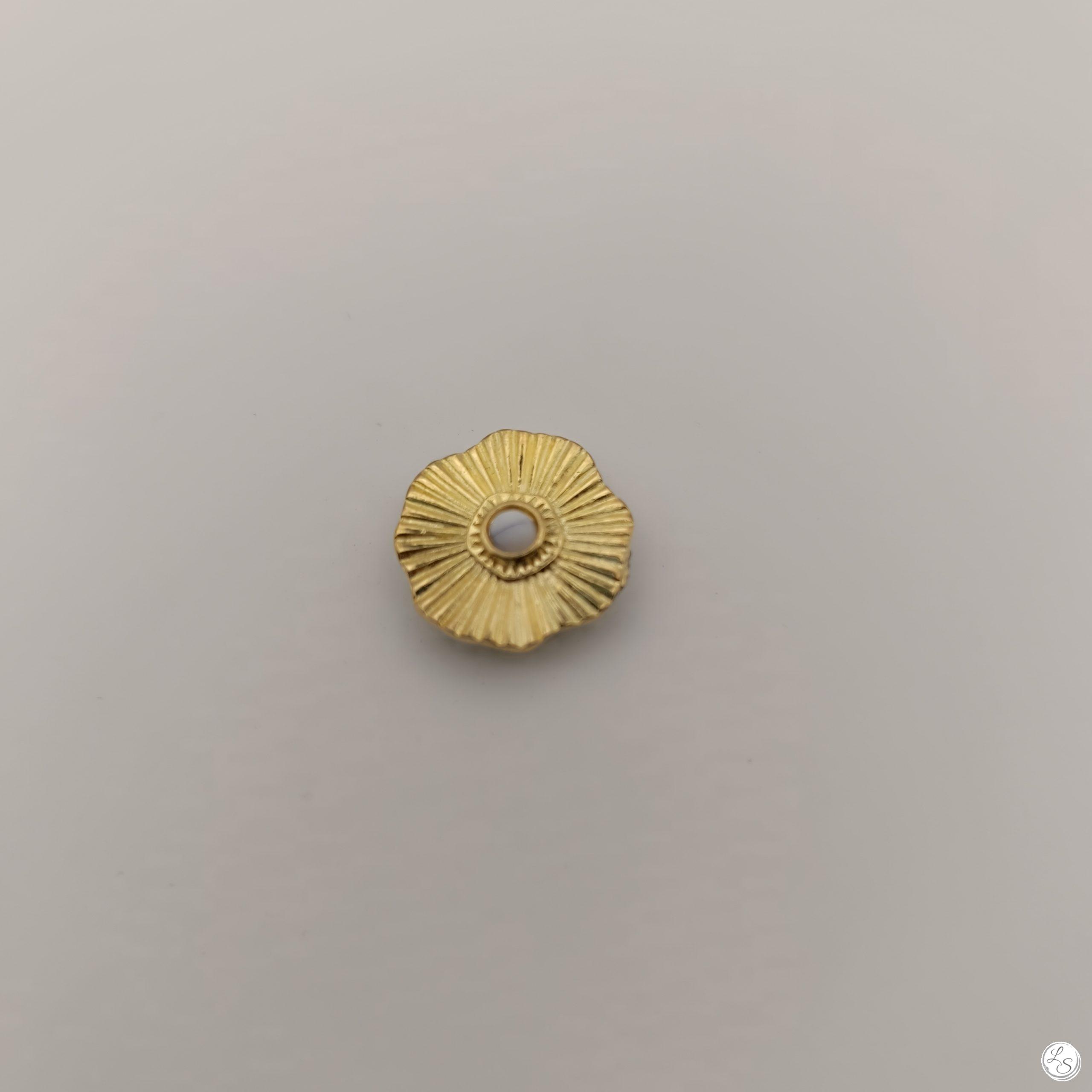 Broche aimantée "Soleil strié perle blanche" – Image 3
