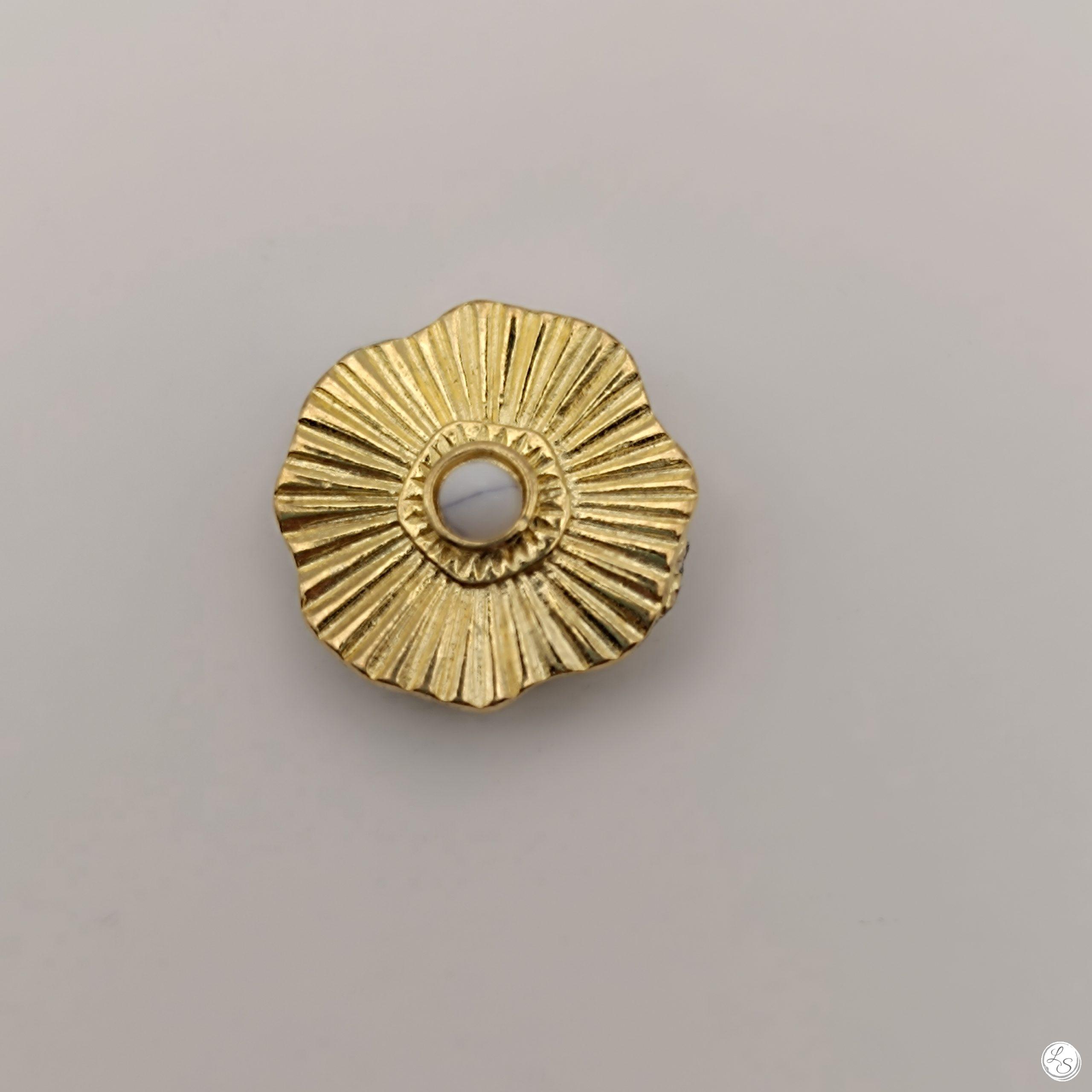 Broche aimantée "Soleil strié perle blanche"