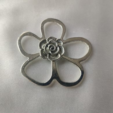 Broche aimantée "Porte lunettes double fleur argentée"