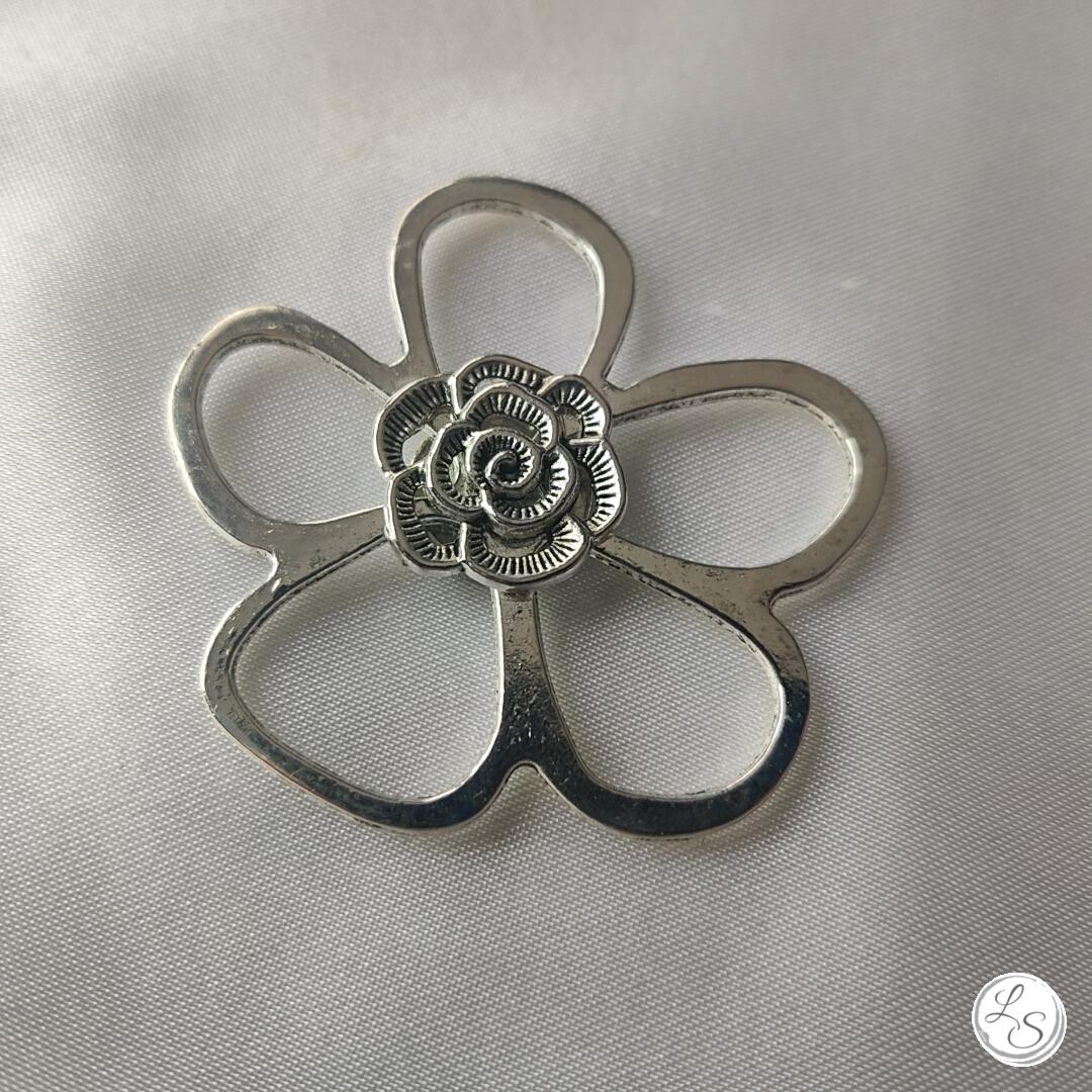 Broche aimantée "Porte lunettes double fleur argentée"