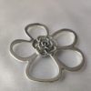 Broche aimantée "Porte lunettes double fleur argentée" – Image 4