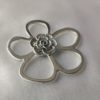 Broche aimantée "Porte lunettes double fleur argentée" – Image 3