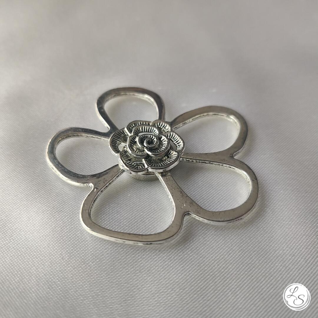Broche aimantée "Porte lunettes double fleur argentée" – Image 2