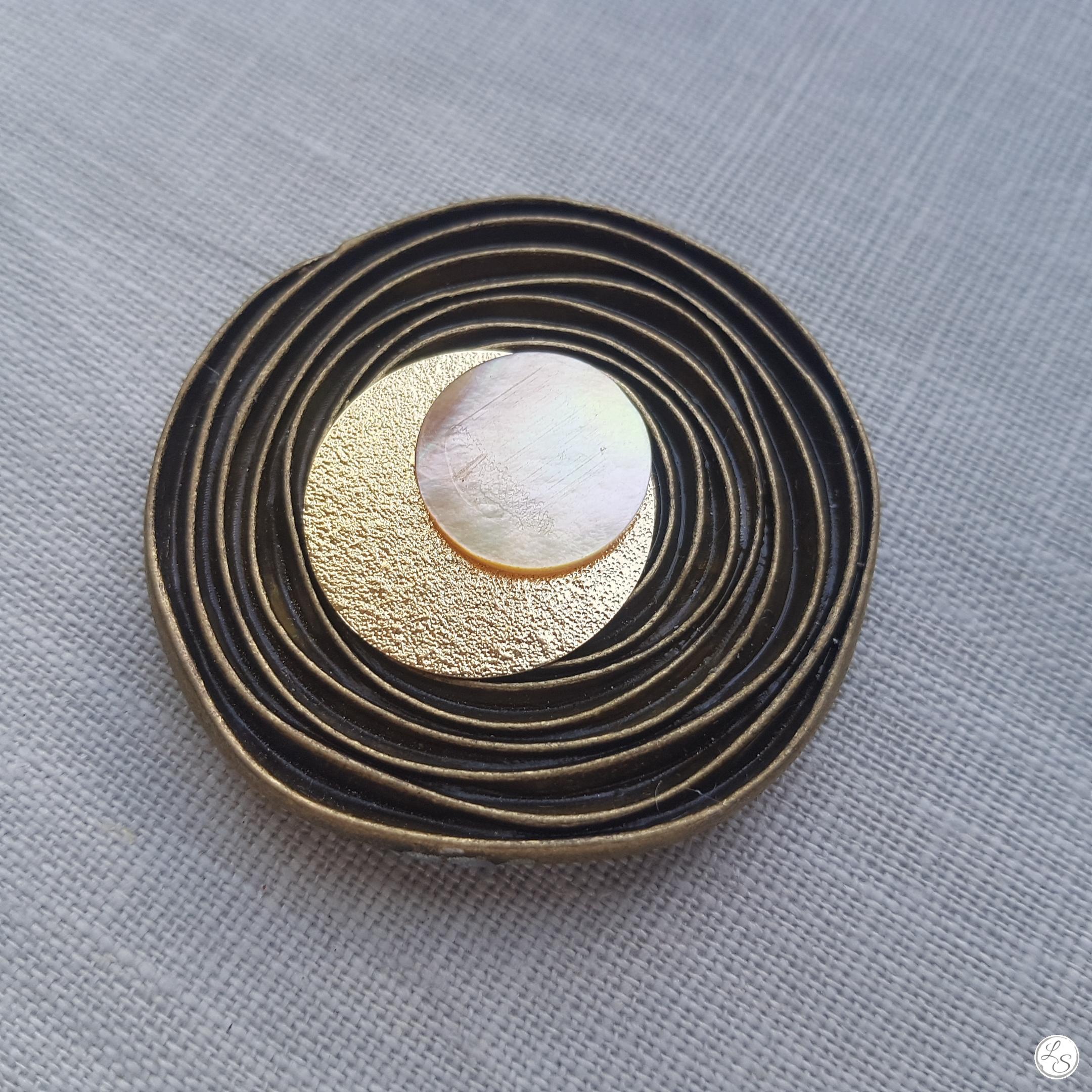 Broche aimantée "Superposition, bronze, doré, nacre" – Image 3