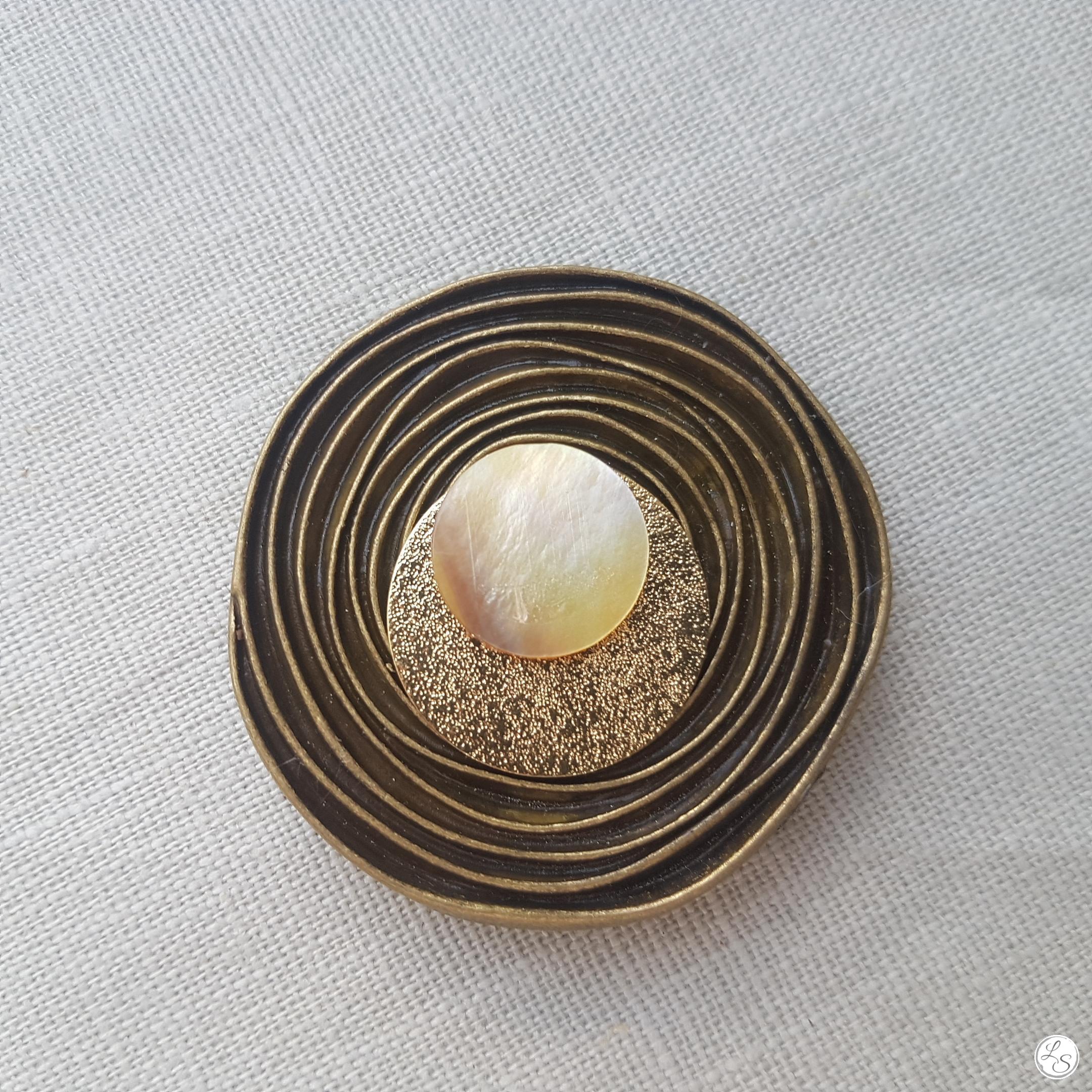 Broche aimantée "Superposition, bronze, doré, nacre"