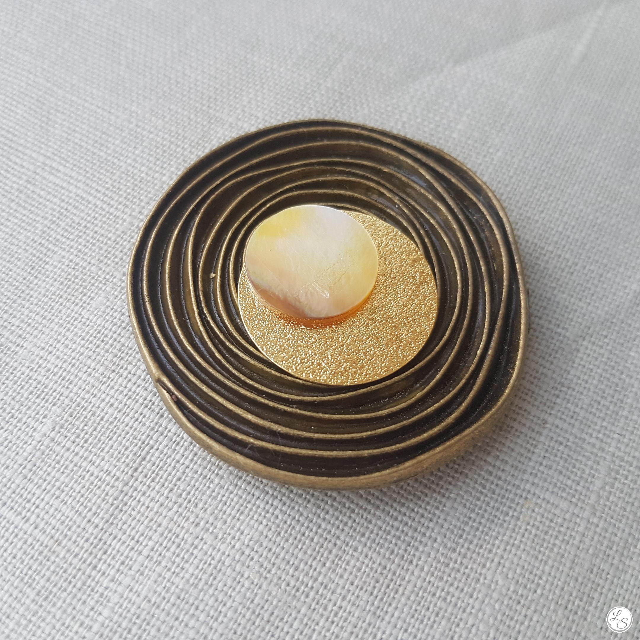 Broche aimantée "Superposition, bronze, doré, nacre" – Image 2