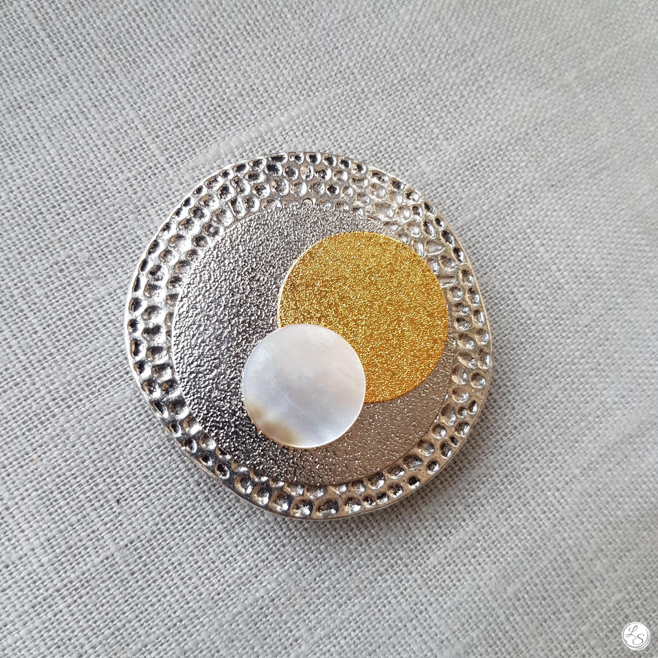 Broche aimantée "Superposition argenté, doré, nacre" – Image 2