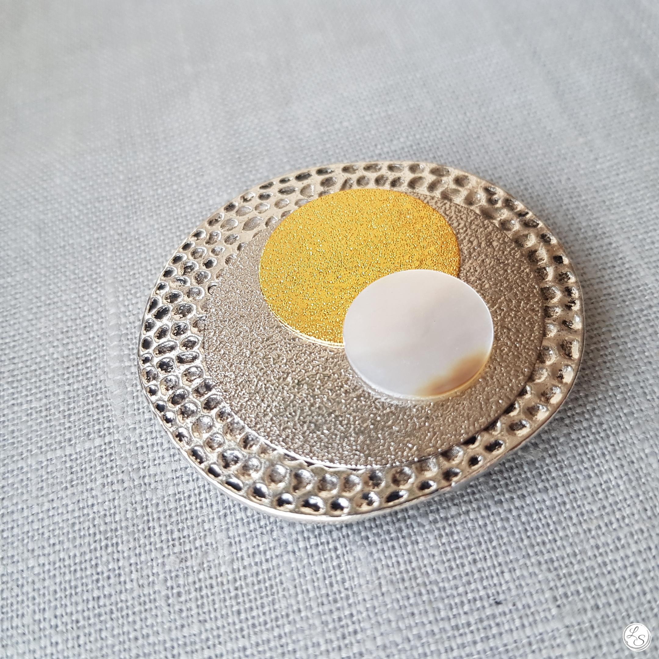 Broche aimantée "Superposition argenté, doré, nacre"