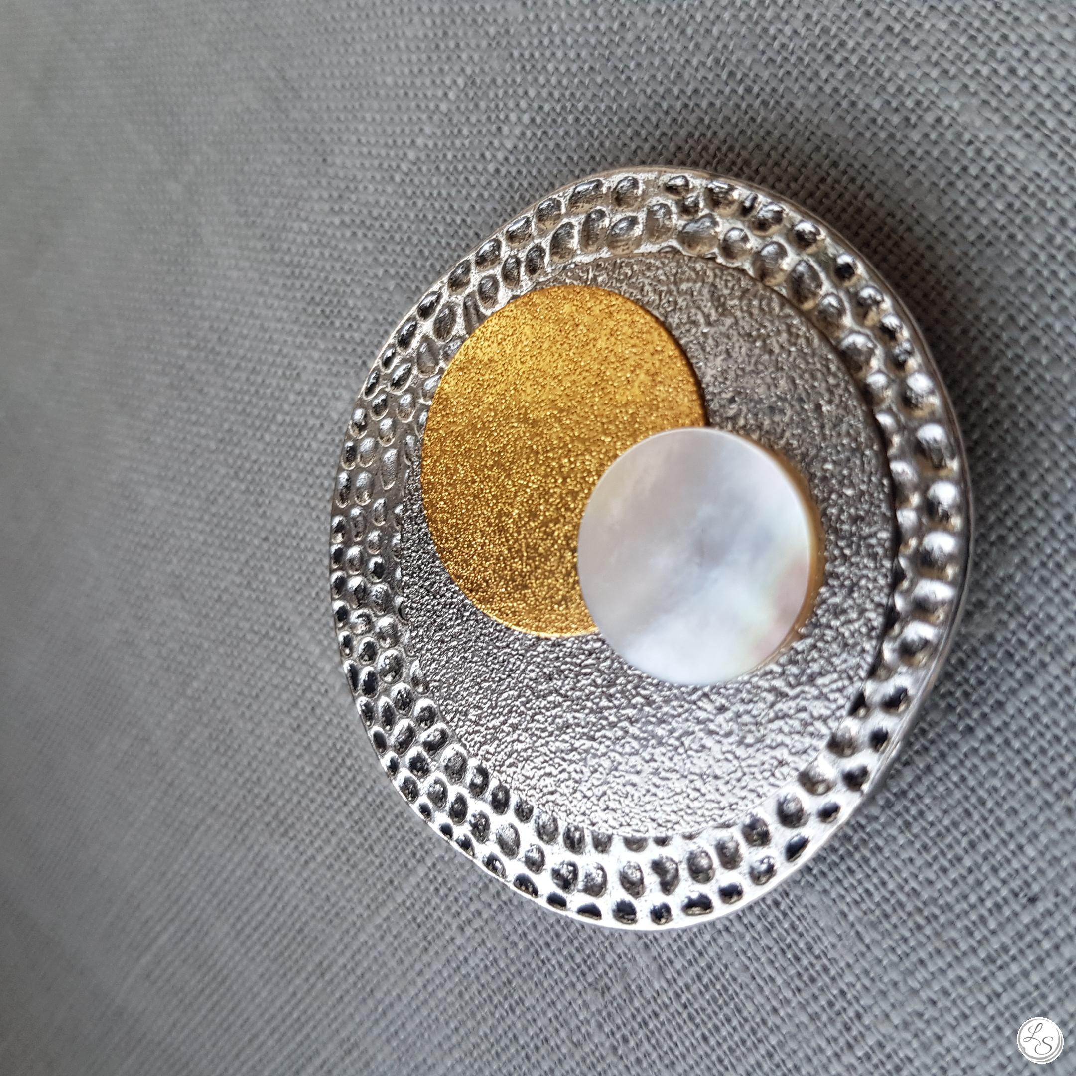 Broche aimantée "Superposition argenté, doré, nacre" – Image 3