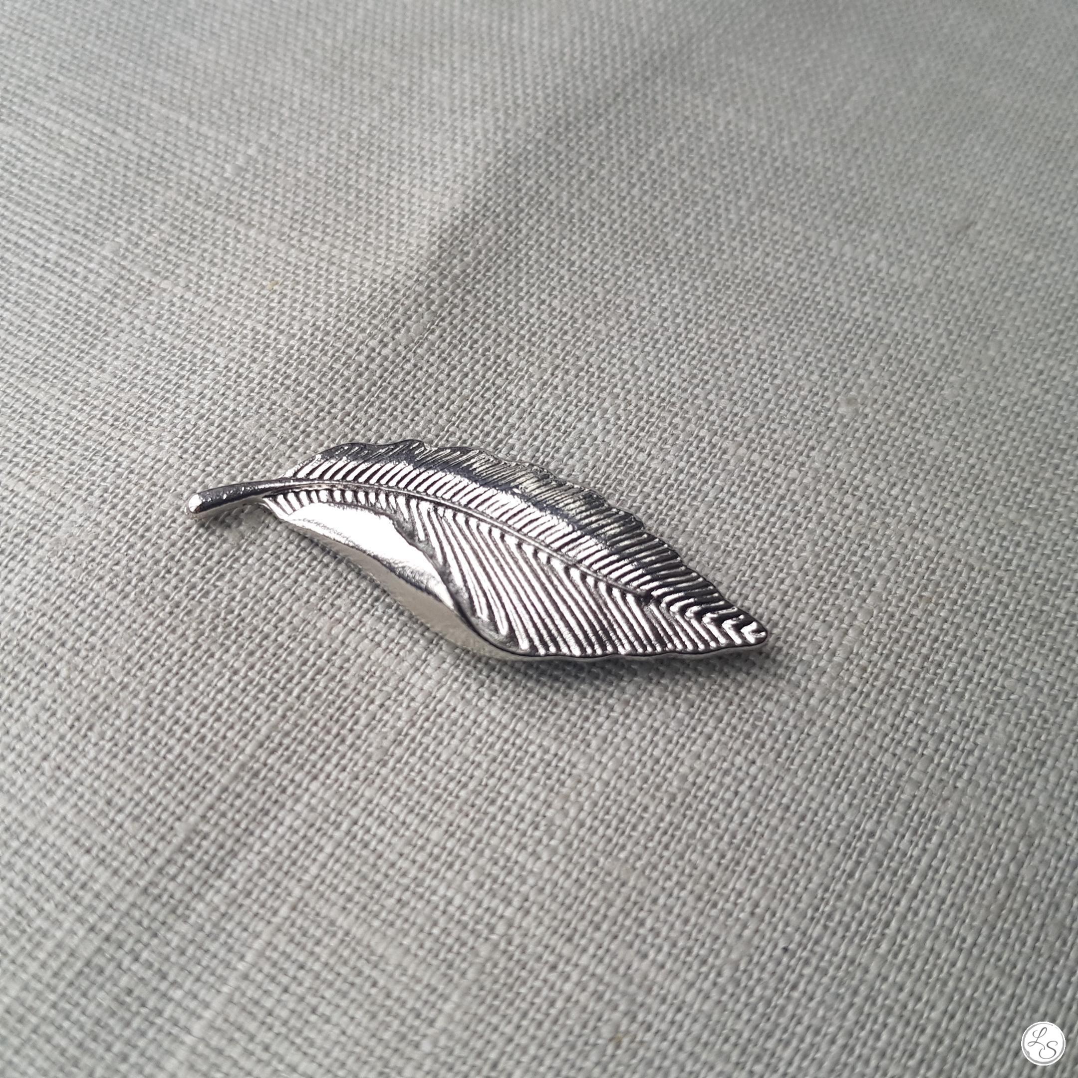 Broche aimantée "Petite feuille relief " – Image 4