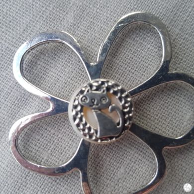 Broche Aimantee Porte Lunettes Fleur Argent Et Son Chat Sur Nacre Lulushop Broche Aimantee Porte Lunettes Fleur Argent Et Son Chat Sur Nacre Lulushop