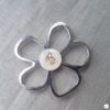 Broche aimantée "Porte lunettes fleur argent et chat or nacre"